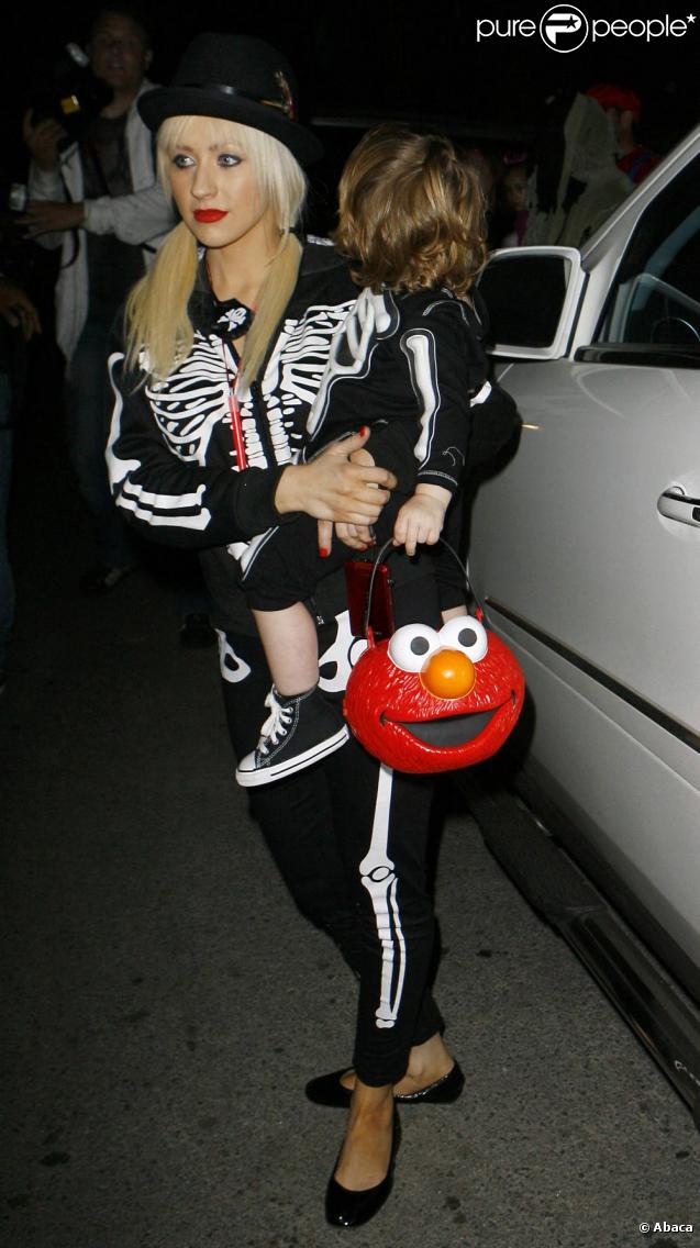 Christina Aguilera et son fils Max (31 octobre 2009, Beverly Hills)