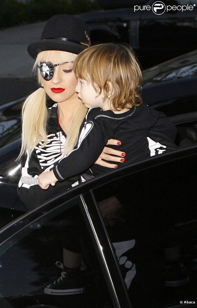 Christina Aguilera et son fils Max (31 octobre 2009, Beverly Hills)