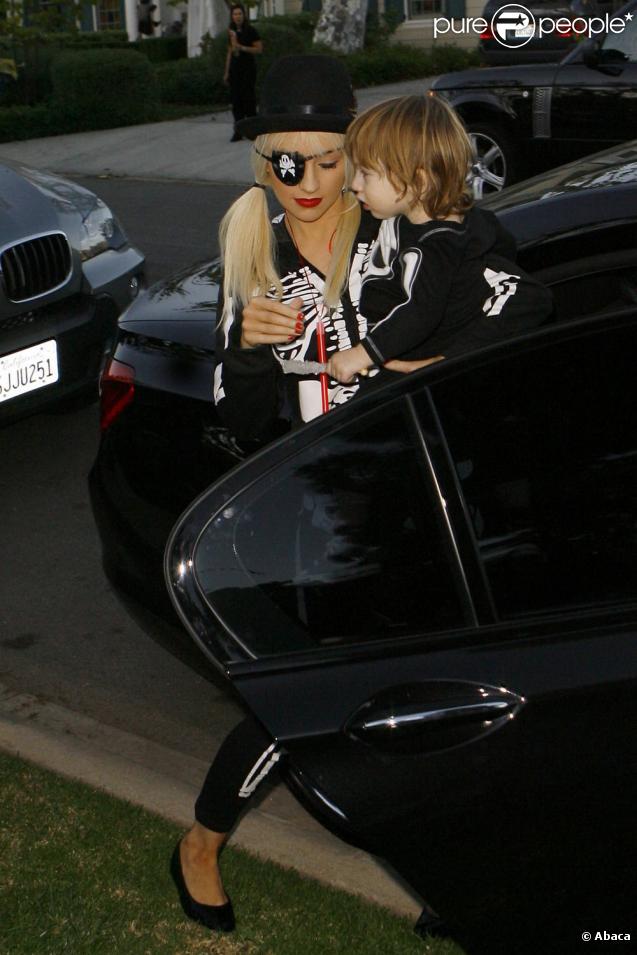 Christina Aguilera et son fils Max (31 octobre 2009, Beverly Hills)