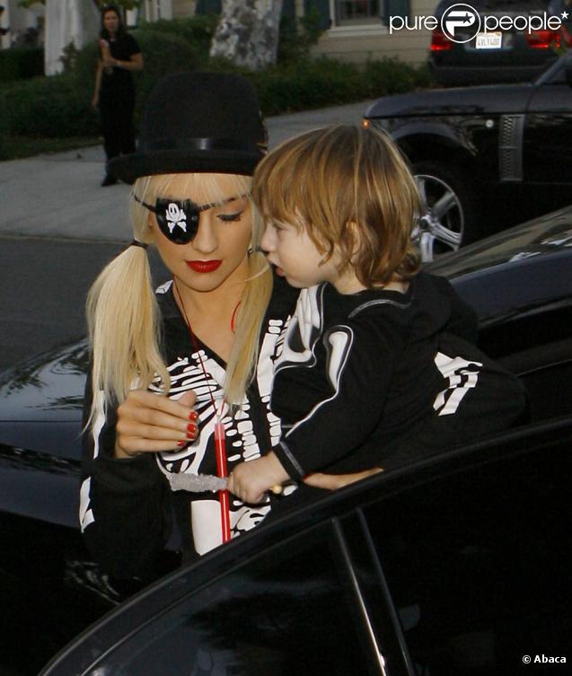 Christina Aguilera et son fils Max (31 octobre 2009, Beverly Hills)