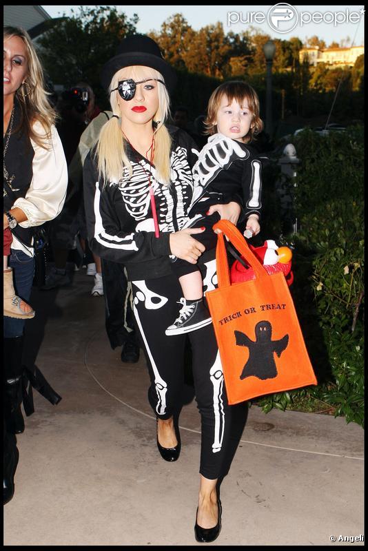 Christina Aguilera et son fils Max (31 octobre 2009, Beverly Hills)