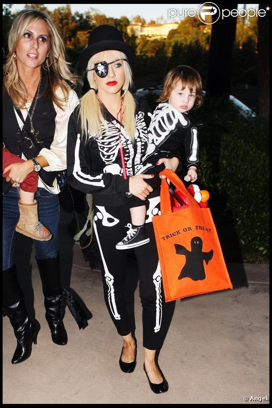 Christina Aguilera et son fils Max (31 octobre 2009, Beverly Hills)