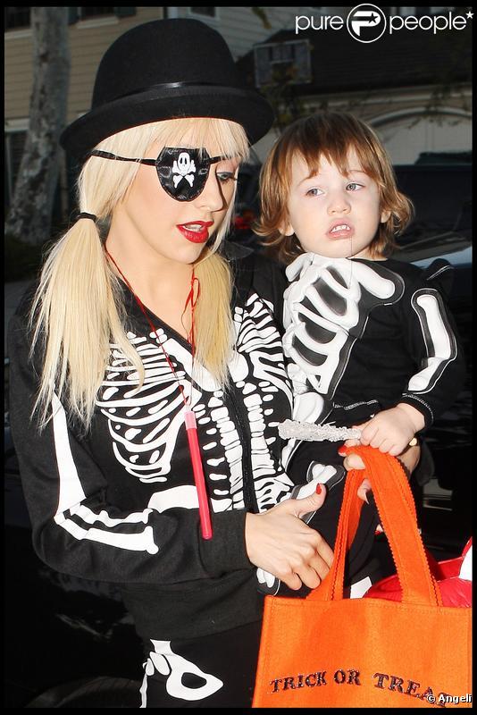 Christina Aguilera et son fils Max (31 octobre 2009, Beverly Hills)