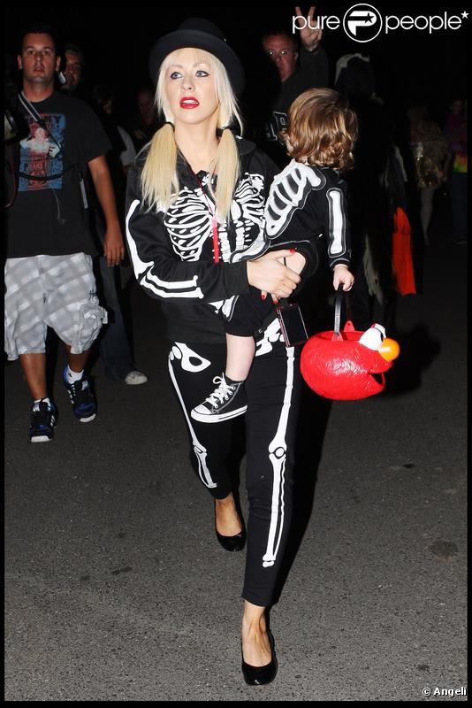 Christina Aguilera et son fils Max (31 octobre 2009, Beverly Hills)