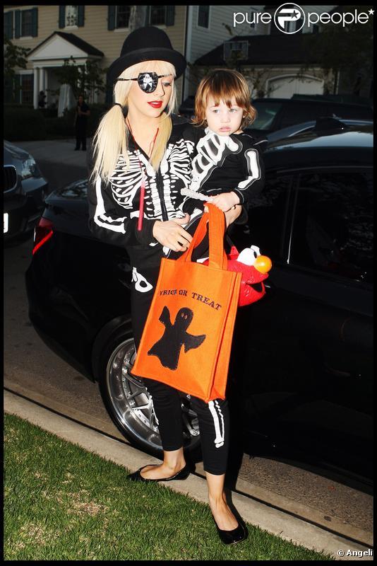 Christina Aguilera et son fils Max (31 octobre 2009, Beverly Hills)