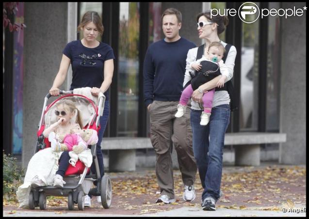 Jennifer Garner et ses poupées Violet et Seraphina (Boston, 31 octobre 2009)
