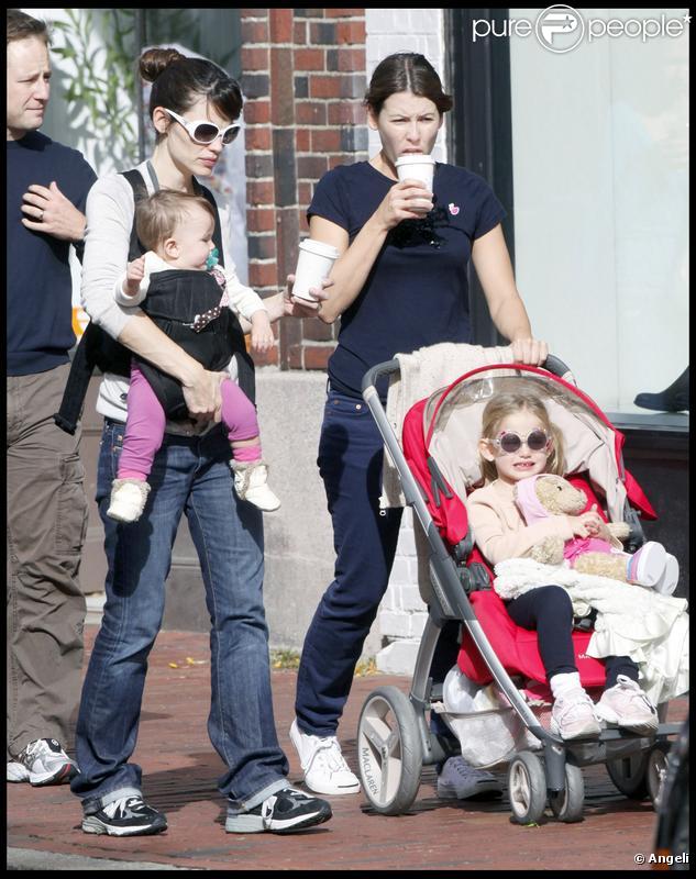 Jennifer Garner et ses poupées Violet et Seraphina (Boston, 31 octobre 2009)