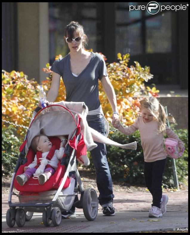 Jennifer Garner et ses poupées Violet et Seraphina (Boston, 31 octobre 2009)
