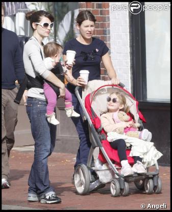 Jennifer Garner et ses poupées Violet et Seraphina (Boston, 31 octobre 2009)