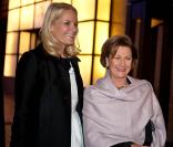 La princesse Mette-Marit et la reine Sonja de Norvège au gala Mamma Mia en faveur de Ruban rose, le 29 octobre 2009 à Oslo