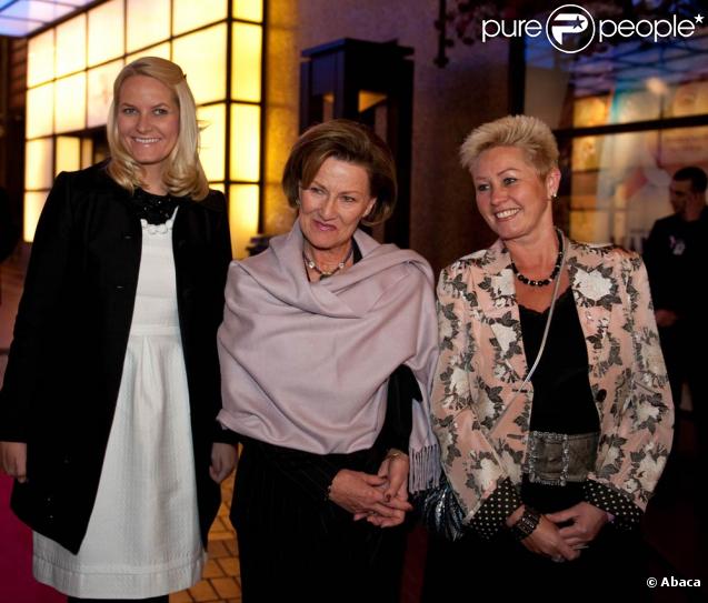 La princesse Mette-Marit et la reine Sonja de Norvège au gala Mamma Mia en faveur de Ruban rose, le 29 octobre 2009 à Oslo