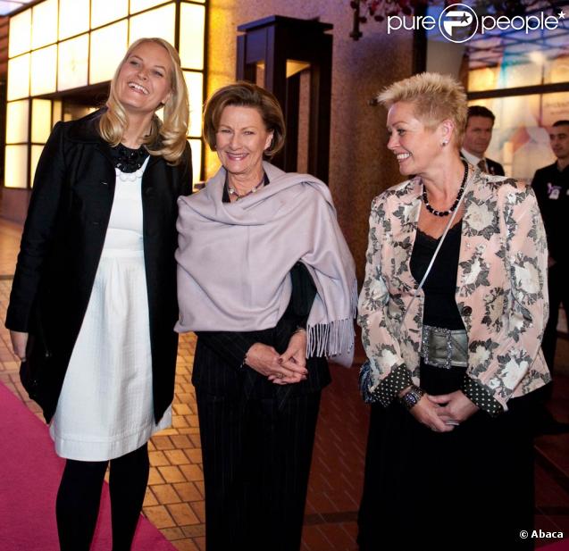 La princesse Mette-Marit et la reine Sonja de Norvège au gala Mamma Mia en faveur de Ruban rose, le 29 octobre 2009 à Oslo