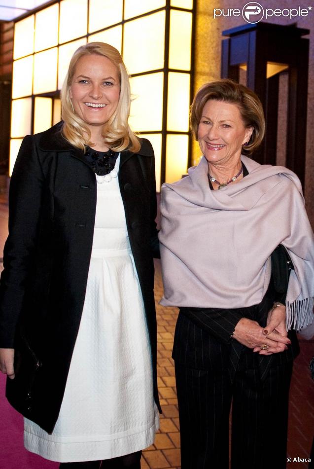 La princesse Mette-Marit et la reine Sonja de Norvège au gala Mamma Mia en faveur de Ruban rose, le 29 octobre 2009 à Oslo