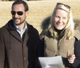 La princesse Mette-Marit et son mari Haakon vendent gâteaux et café au profit de Care, le 18 octobre 2009