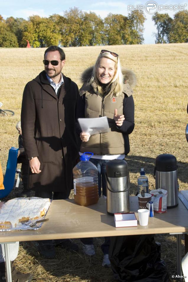La princesse Mette-Marit et son mari Haakon vendent gâteaux et café au profit de Care, le 18 octobre 2009