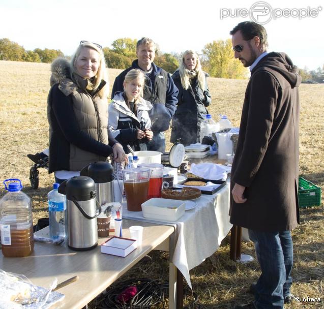 La princesse Mette-Marit et son mari Haakon vendent gâteaux et café au profit de Care, le 18 octobre 2009