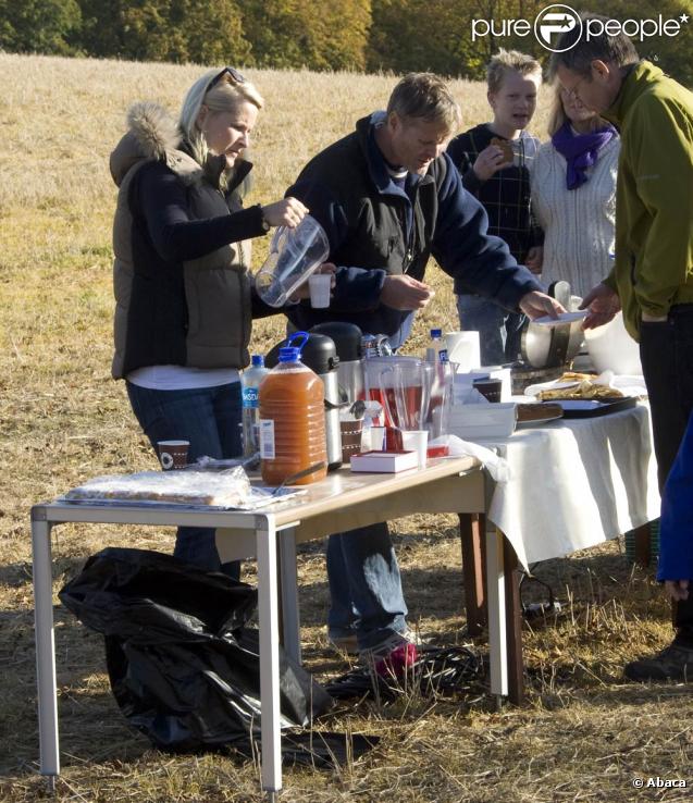 La princesse Mette-Marit et son mari Haakon vendent gâteaux et café au profit de Care, le 18 octobre 2009