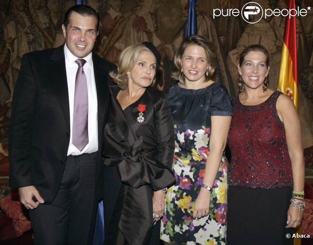 Béatrice d'Orléans a reçu les insignes de la Légion d'honneur à l'Ambassade de France à Madrid, en présence de ses enfants, le 1er novembre 2009