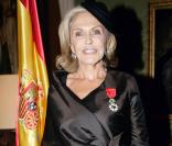 Béatrice d'Orléans a reçu les insignes de la Légion d'honneur à l'Ambassade de France à Madrid, en présence de ses enfants, le 1er novembre 2009