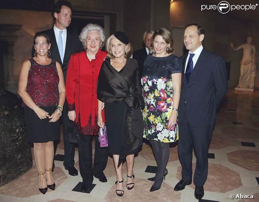Béatrice d'Orléans a reçu les insignes de la Légion d'honneur à l'Ambassade de France à Madrid, en présence de ses enfants, le 1er novembre 2009