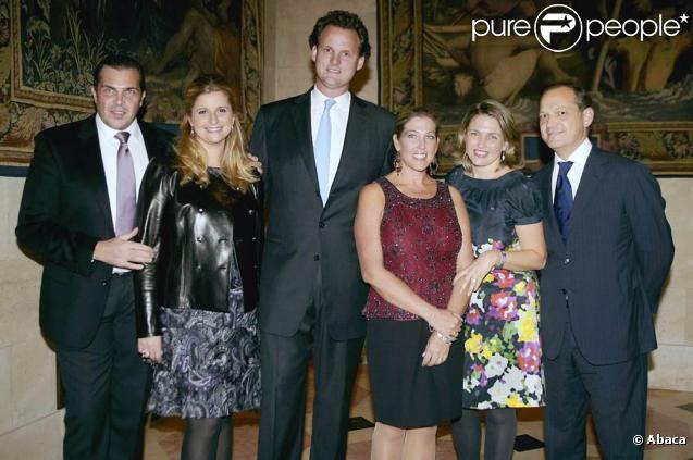 Béatrice d'Orléans a reçu les insignes de la Légion d'honneur à l'Ambassade de France à Madrid, en présence de ses enfants, le 1er novembre 2009