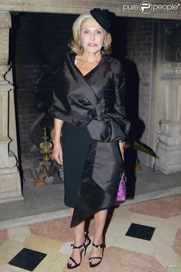 Béatrice d'Orléans a reçu les insignes de la Légion d'honneur à l'Ambassade de France à Madrid, en présence de ses enfants, le 1er novembre 2009
