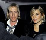 Rhys Ifans et Sienna Miller