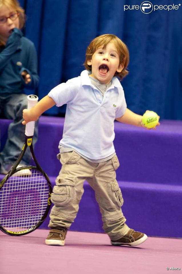 Michaël Llodra dispute la finale du tournoi de Lyon. Son fils Téo, adorable, est là pour le supporter et fait son show !  01/11/09