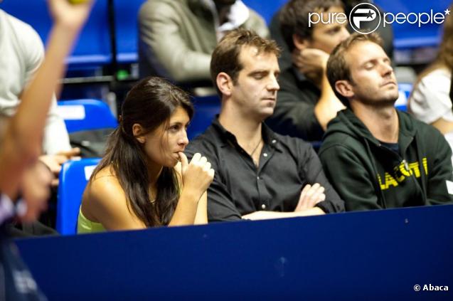 Michaël Llodra dispute la finale du tournoi de Lyon. Sa femme Camille le supporte !  01/11/09