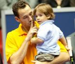 Michaël Llodra dispute la finale du tournoi de Lyon. Son fils Téo, adorable, est là pour le supporter et fait son show !  01/11/09