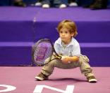 Michaël Llodra dispute la finale du tournoi de Lyon. Son fils Téo, adorable, est là pour le supporter et fait son show !  01/11/09