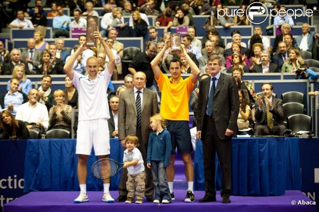 Michaël Llodra dispute la finale du tournoi de Lyon. Son fils Téo, adorable, est là pour le supporter et fait son show !  Sa fille Manon également. 01/11/09