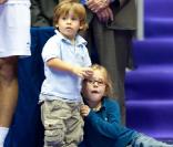 Michaël Llodra dispute la finale du tournoi de Lyon. Son fils Téo, adorable, est là pour le supporter et fait son show !  Sa fille Manon également. 01/11/09