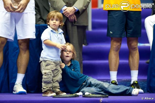 Michaël Llodra dispute la finale du tournoi de Lyon. Son fils Téo, adorable, est là pour le supporter et fait son show !  Sa fille Manon également. 01/11/09