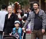Jeremy Sisto en famille dans les rues de New York, le 31 octobre 2008.