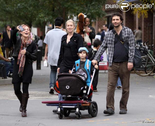 Jeremy Sisto en famille dans les rues de New York, le 31 octobre 2008.