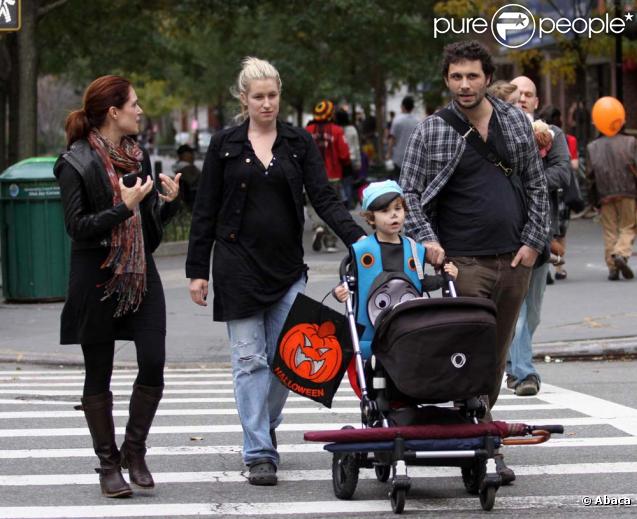 Jeremy Sisto en famille dans les rues de New York, le 31 octobre 2008.