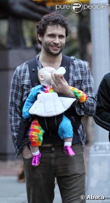 Jeremy Sisto en famille dans les rues de New York, le 31 octobre 2008.