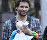 Jeremy Sisto en famille dans les rues de New York, le 31 octobre 2008.