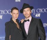 Angela Lindvall, venue accompagnée de son mari pour la soirée de lancement de la collection Jimmy Choo, à Los Angeles.