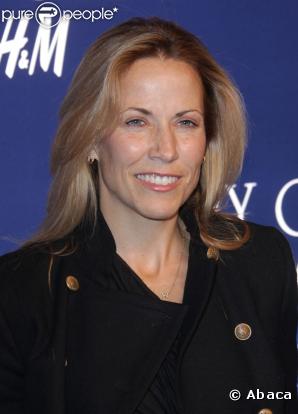 La chanteuse Sheryl Crow  assistait hier à la soirée de lancement de la collection Jimmy Choo pour H&amp;M.