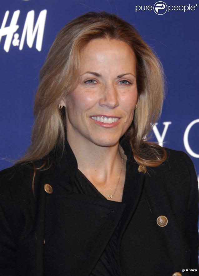 La chanteuse Sheryl Crow  assistait hier à la soirée de lancement de la collection Jimmy Choo pour H&M.  