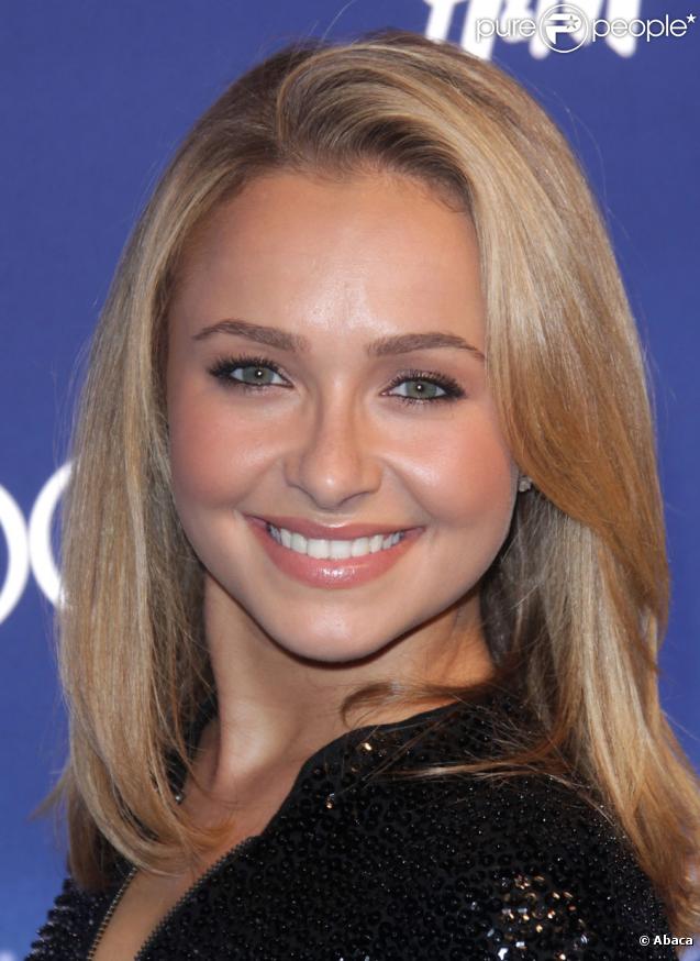 Hayden Panettiere, toujours aussi souriante,  s'affichait hier à la soirée de lancement de la collection Jimmy Choo pour H&M.  