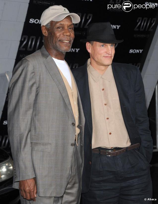 Danny Glover et Woody Harrelson à la première de 2012 à Los Angeles le 3/11/09