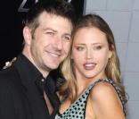 Estella Warren et son ami à la première de 2012 à Los Angeles le 3/11/09