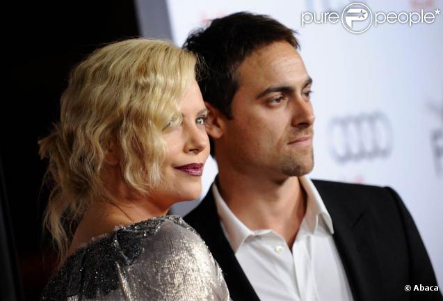 Charlize Theron et son compagnon Stuart Townsend lors de l'avant-première de  The Road , dans le cadre de l'AFI FEST, à Los Angeles, le 4 novembre 2009.