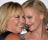 Charlize Theron et sa maman Gerda lors de l'avant-première de  The Road , dans le cadre de l'AFI FEST, à Los Angeles, le 4 novembre 2009.