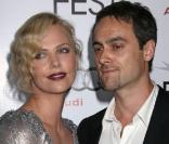 Charlize Theron et Stuart Townsend lors de l'avant-première de  The Road , dans le cadre de l'AFI FEST, à Los Angeles, le 4 novembre 2009.