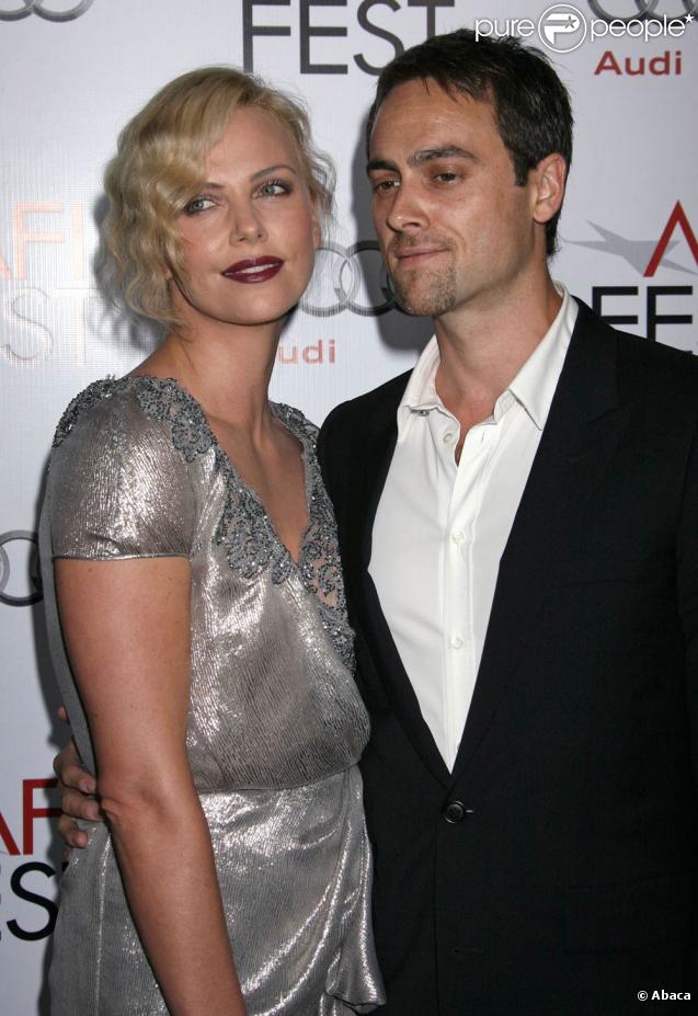 Charlize Theron et Stuart Townsend lors de l'avant-première de  The Road , dans le cadre de l'AFI FEST, à Los Angeles, le 4 novembre 2009.