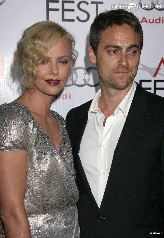 Charlize Theron et Stuart Townsend lors de l'avant-première de  The Road , dans le cadre de l'AFI FEST, à Los Angeles, le 4 novembre 2009.
